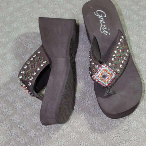 NWOT Grazie Women's 7 Leather Studded Bling Flip Flops - Picture 1 of 7